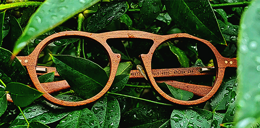 Sagawafujii’s all products are handmade. Many of them are made of wood. Every products of Sagawafujii has the own patterns of colors, grains  and dimensions, because they are not produced by machines. Only human hands enable such an uniqueness and differences in products. Sagawafujii’s handmade eyewears have consistent beauty regardless of the changes of fashion trends. They are not just usual eyewears, that lose their attractions and be put away in a dusty drawers and be forgotten.